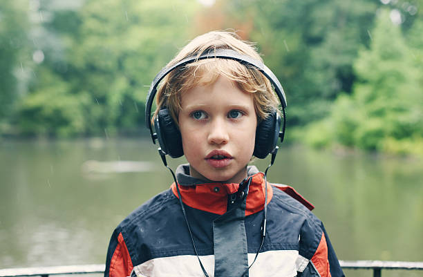 porträt eines süßen jungen mit kopfhörer - urban growth audio stock-fotos und bilder