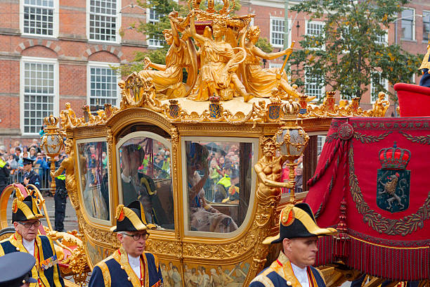 king willem-alexander and queen máxima in the golden carriage - prinsjesdag stockfoto's en -beelden