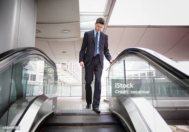 사업가 걷기 우회전하여 에스컬레이터 걷기에 대한 스톡 사진 및 기타 이미지 - 걷기, 계단, 금융 지구
