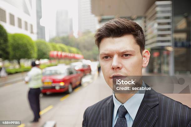 Biznesmen Oczekiwanie Na Taksówkę W Hong Kong - zdjęcia stockowe i więcej obrazów Azja - Azja, Biznes, Chiny