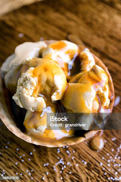 Helado Sundae Foto de stock y más banco de imágenes de Barquilla de helado - Barquilla de helado, Caramelo, Comida congelada