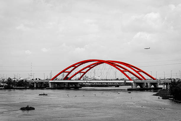 krajobraz z czerwone bridge i samolot na tle, monochromatyczny design - railroad crossing bridge river nautical vessel zdjęcia i obrazy z banku zdjęć