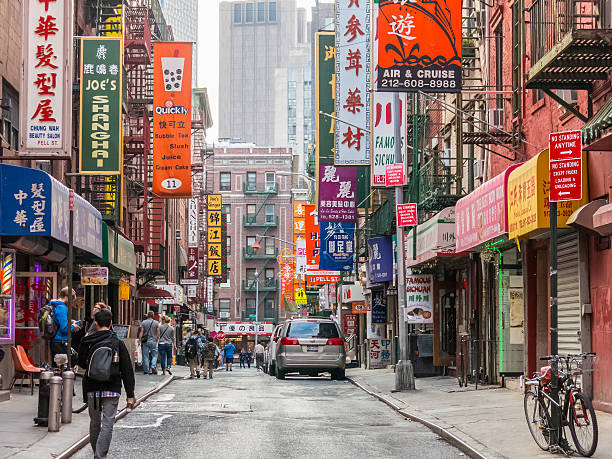 paseos turísticos a chinatown street, nueva york - editorial manhattan horizontal outdoors fotografías e imágenes de stock