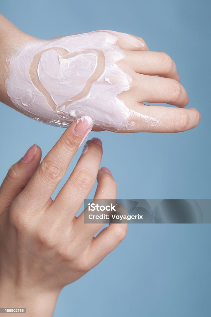 Soin de la peau.  Palmiers femme avec une crème hydratante. - Photo de Adolescent libre de droits