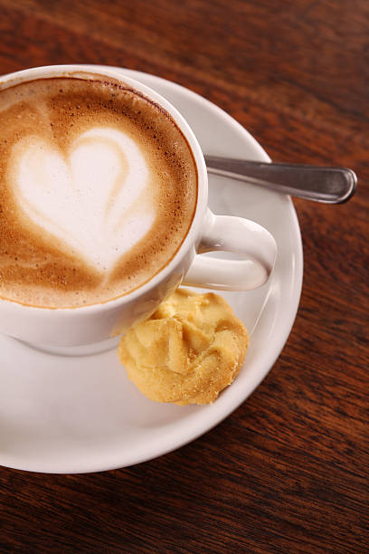 köstliches aromatische cappuccino - biscotti coffee cappuccino latté stock-fotos und bilder
