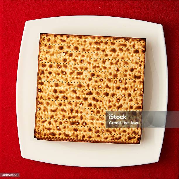 Foto de Matzos Na Mesa e mais fotos de stock de Matzo - Matzo, Comemoração - Conceito, Comida