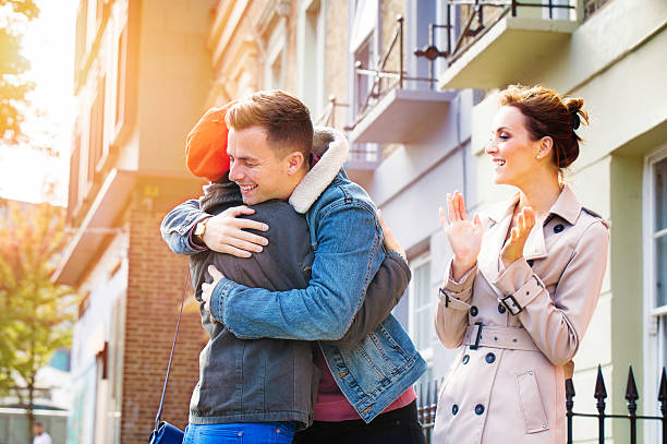 agente imobiliário eufóricas quando um casal abraço para casa compra - london england apartment uk real estate - fotografias e filmes do acervo
