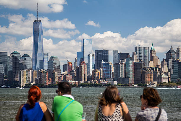 turistas examinar manhattan do liberty island - editorial shadow new york city manhattan - fotografias e filmes do acervo