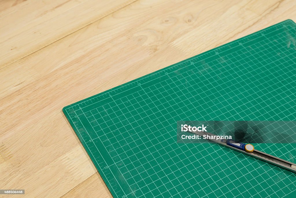 Papan Pemotong Kertas Hijau Di Atas Meja Kayu Foto Stok - Unduh Gambar