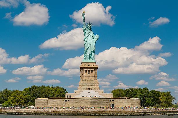 widok z przodu statua wolności na liberty island - editorial shadow new york city manhattan zdjęcia i obrazy z banku zdjęć