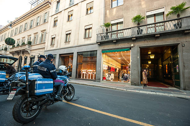 policiers sur la via monte napoleone à milan - via monte napoleone photos et images de collection