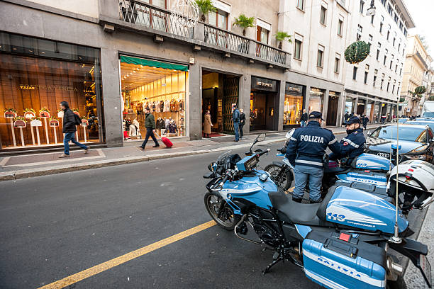 policemen na via monte napoleone, milan - via monte napoleone zdjęcia i obrazy z banku zdjęć