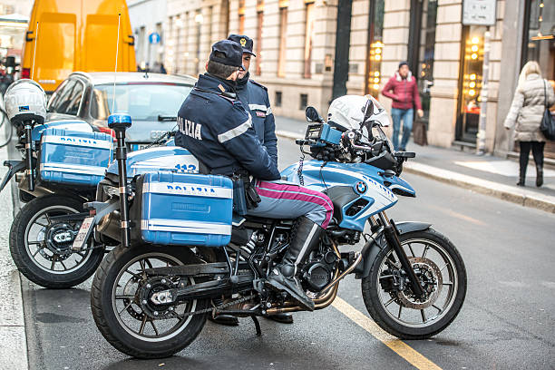 policemen na via monte napoleone, milan - via monte napoleone zdjęcia i obrazy z banku zdjęć