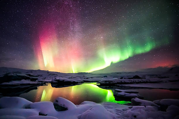 ミックス aurora ダンスをヨークルサルロンスイミングラグーン、アイスランド - aurora borealis iceland aurora polaris astronomy ストックフォト�と画像