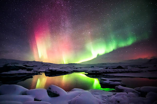 Mixed aurora dancing over the Jokulsarlon lagoon, Iceland A beautiful green and red aurora dancing over the Jokulsarlon lagoon, Iceland aurora borealis stock pictures, royalty-free photos & images