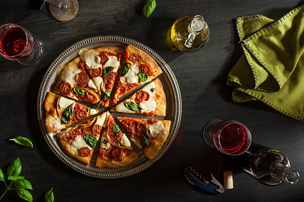 pizza margarita - heirloom cherry tomato photos et images de collection