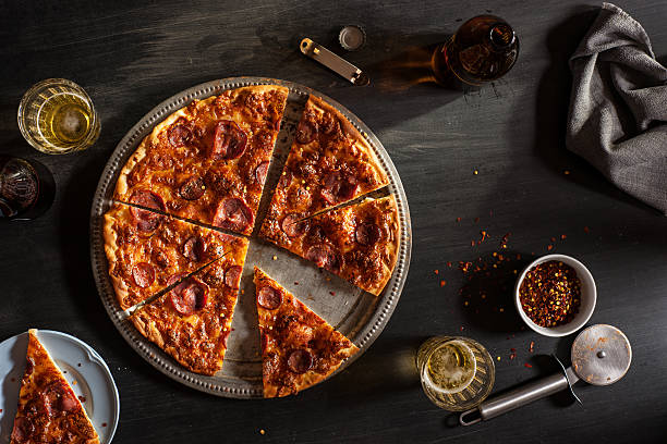 salpicao y chourico pizza - tabla de cortar fotos fotografías e imágenes de stock