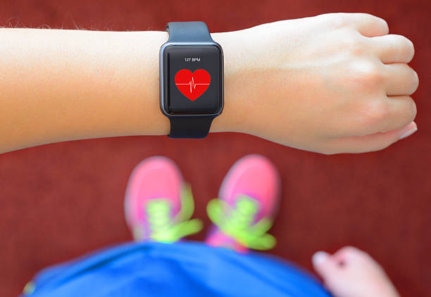 corredor usando smartwatch com frequência cardíaca aplicação - pulse clock - fotografias e filmes do acervo