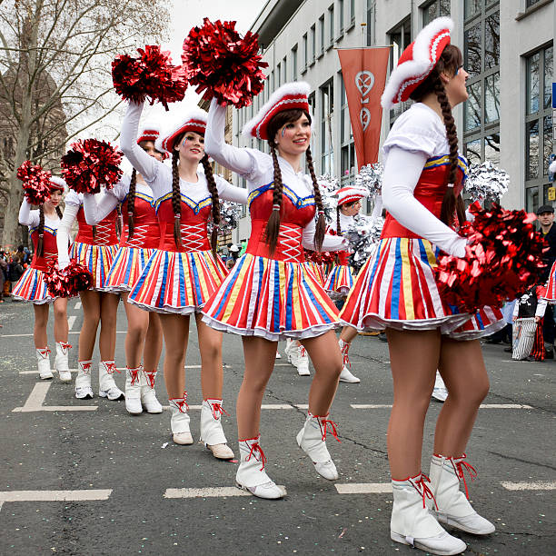rosenmontagszug, street karneval auf die rose monday in mainz, deutschland - costume stage costume party carnival stock-fotos und bilder