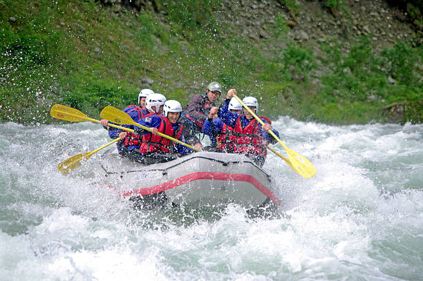 rafting rzekami górskimi - white water rafting rafting extreme sports adventure zdjęcia i obrazy z banku zdjęć