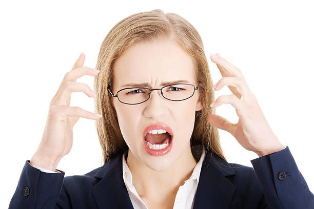 femme d'affaires en colère, hurlant avec ouvert bouche souffrance. - mouth open women displeased anger photos et images de collection