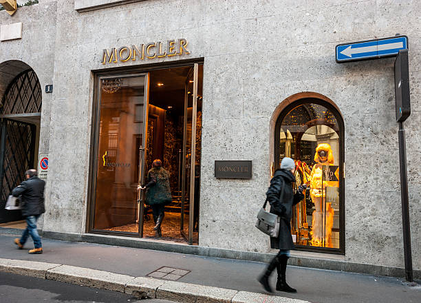 moncler sklepów na via monte napoleone, milan - via monte napoleone zdjęcia i obrazy z banku zdjęć