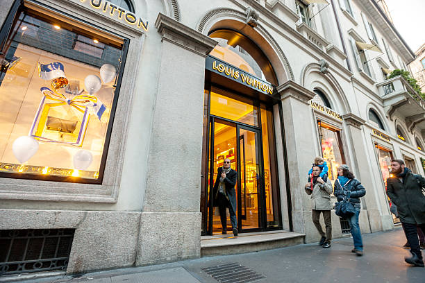 boutique louis vuitton sur la via monte napoleone à milan - via monte napoleone photos et images de collection