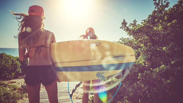 surfistas pelo mar - surfboard fin imagens e fotografias de stock