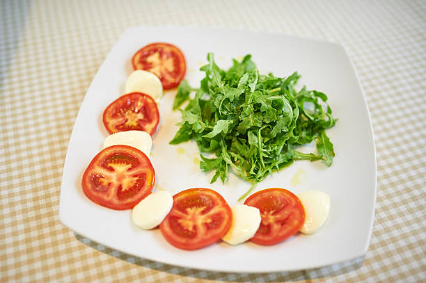 아루굴라 토마토, 모짜렐라 - caprese salad heirloom tomato salad food 뉴스 사진 이미지