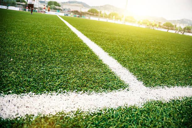 football players de entrenamiento atlético en verano - soccer soccer field grass artificial turf fotografías e imágenes de stock