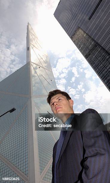 Baixa Perspectiva De Empresário - Fotografias de stock e mais imagens de Adulto - Adulto, Alto - Descrição Física, Ao Ar Livre