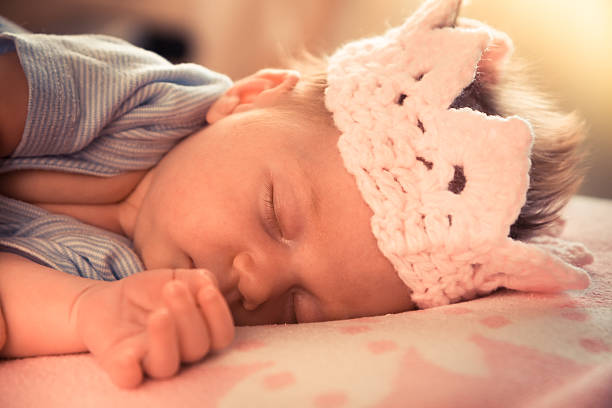 süßes neugeborenes baby princess schlafen - royal baby stock-fotos und bilder