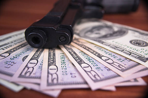 gun, drogen und geld mit hölzernem hintergrund - currency crime gun conflict stock-fotos und bilder