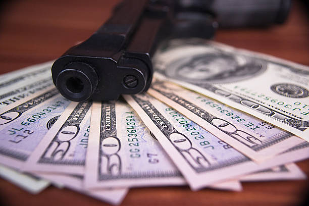 pistola, fármacos y dinero sobre fondo de madera - gun currency crime mafia fotografías e imágenes de stock