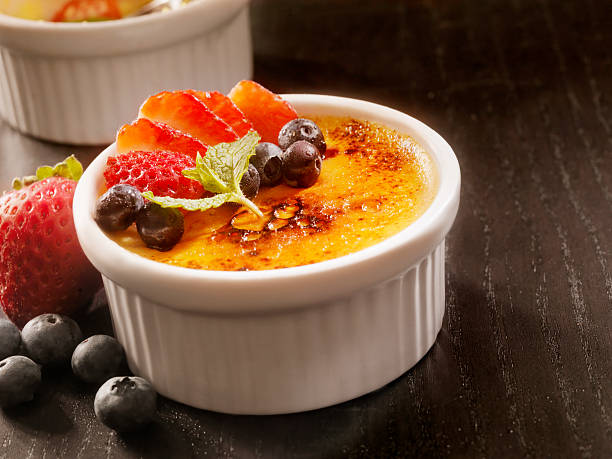 крем-брюле со свежими фруктами - dessert creme brulee food gourmet стоковые фото и изображения
