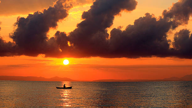 pescatore in lago malawi - republic of malawi foto e immagini stock