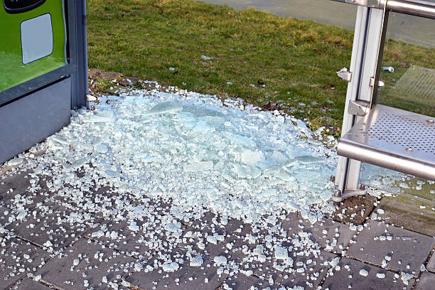 le volet dans un arrêt de bus est cassé par vandals. - leidschendam photos et images de collection