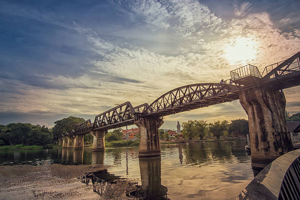 pôr do sol de ponte do rio kwai - kwai river kanchanaburi province bridge thailand imagens e fotografias de stock