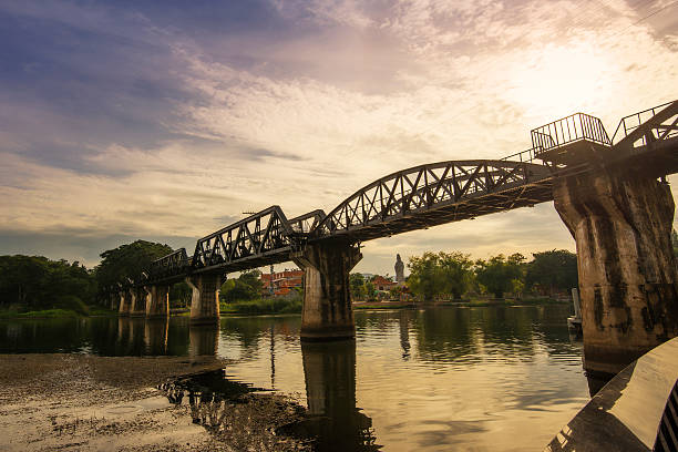 pôr do sol de ponte do rio kwai - kwai river kanchanaburi province bridge thailand imagens e fotografias de stock