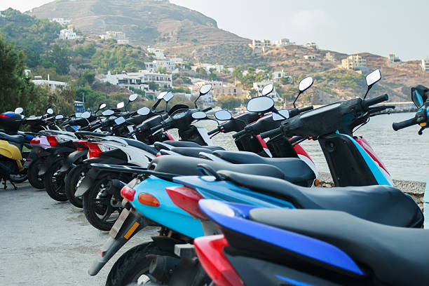 Motore moto parcheggio in greco Myrties porto, isola di Kalymnos - foto stock
