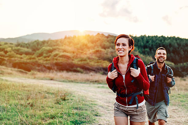 trilhas na montanha - tourist backpack smiling cheerful - fotografias e filmes do acervo