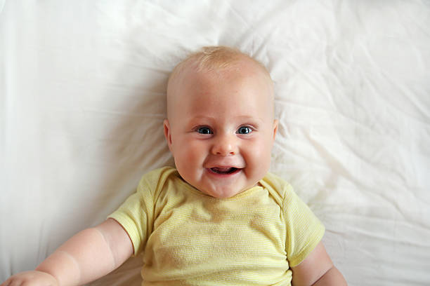 feliz 5 meses bebê em cobertor branco - 5 month old - fotografias e filmes do acervo