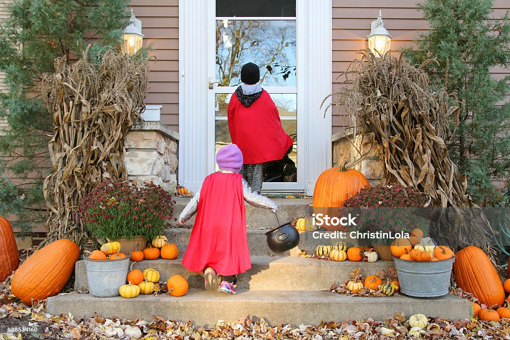 Enfants en Costumes d'Halloween Cap-or-Treating sur Halloween - Photo de Trick or Treat libre de droits