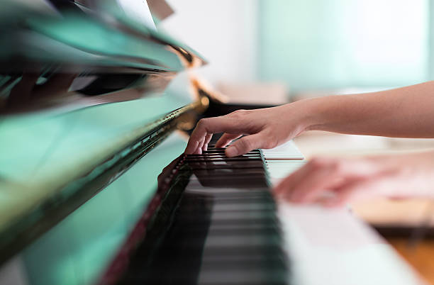 lady suona pianoforte - piano piano key orchestra close up foto e immagini stock