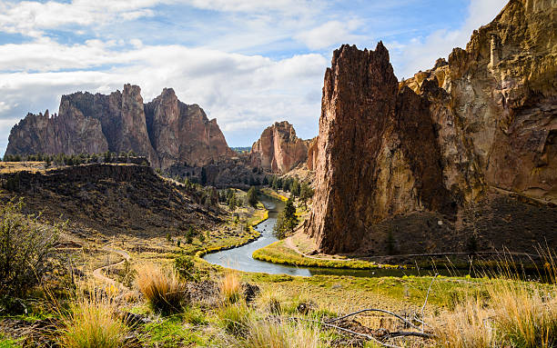 parc d'état de smith rock - crooked river photos et images de collection