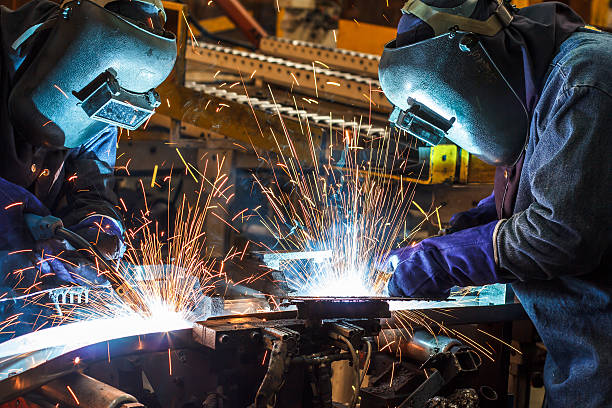 con scintille di saldatura - welding metal manufacturing industry foto e immagini stock