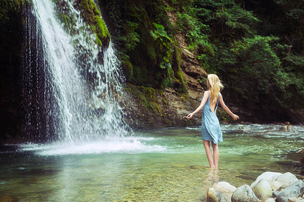 mulher e cascata - waterfall health spa man made landscape imagens e fotografias de stock