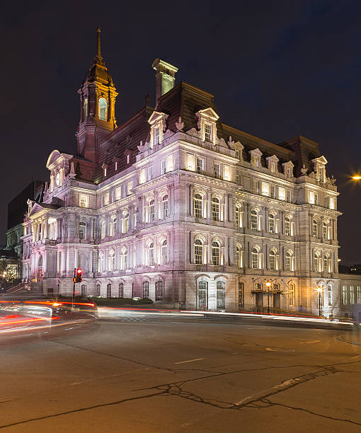 montreal city hall bei nacht - rathaus von montréal stock-fotos und bilder