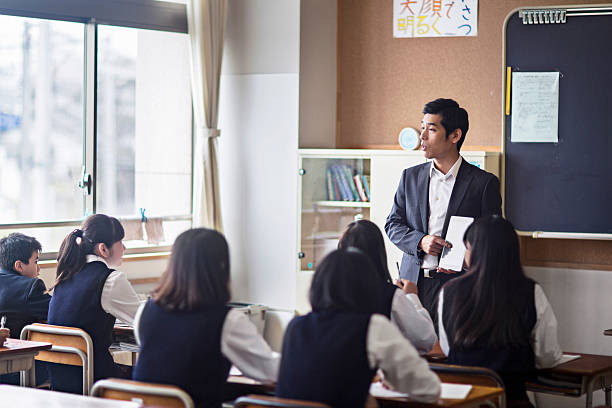 日本の教師、デジタルタブレットを使用して、彼のクラス - teaching education teacher classroom ストックフォトと画像