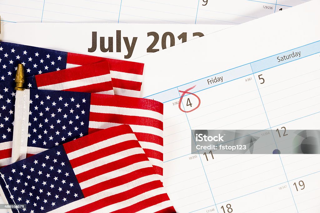 Dni wolne od pracy: Lipca 4 zakreślone na kalendarz z USA bandery. - Zbiór zdjęć royalty-free (4-go lipca)